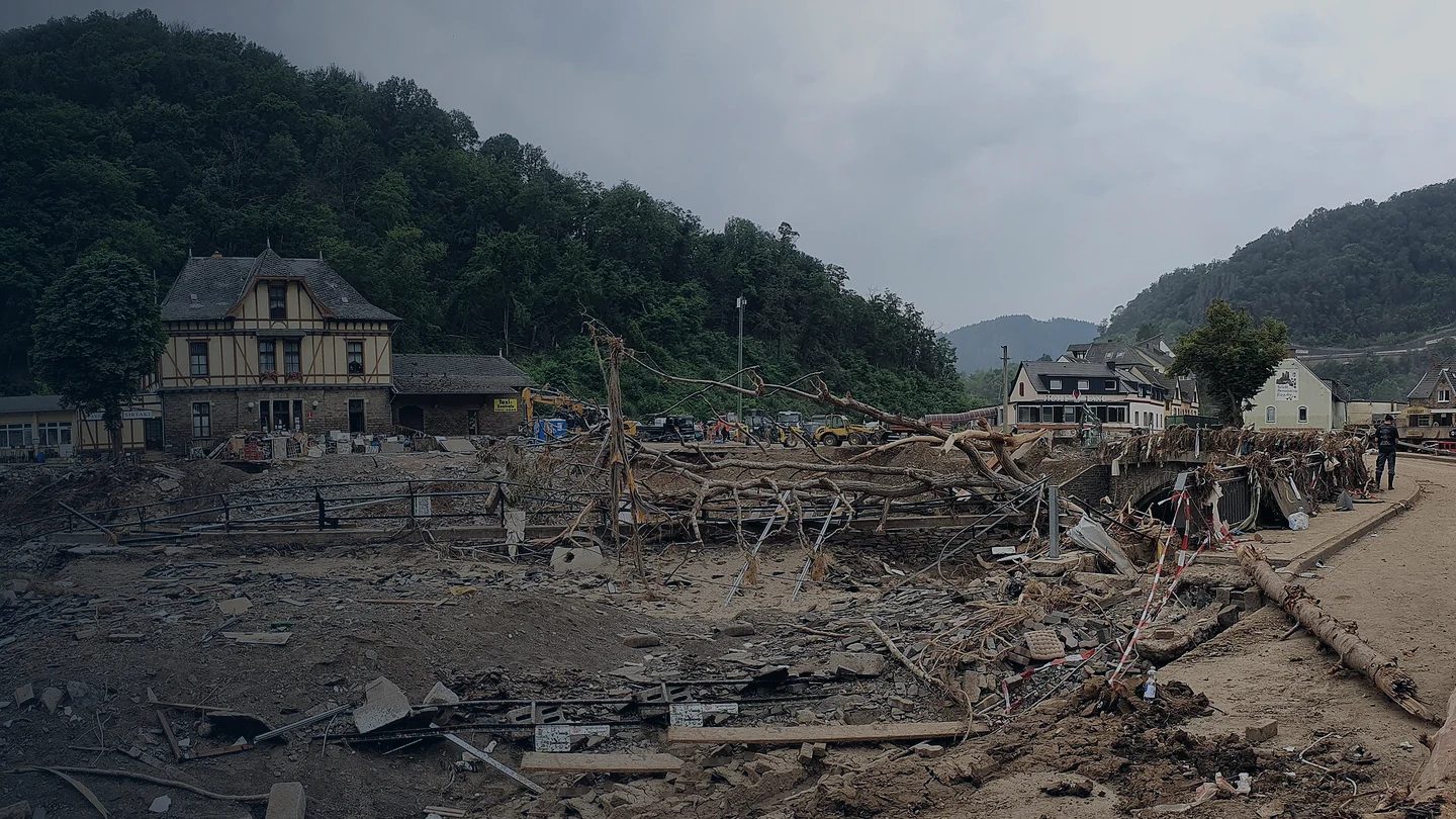 Zerstörtes Ufer, Trümmer und beschädigte Brücke in Altenahr nach der Flut im Juli 2021