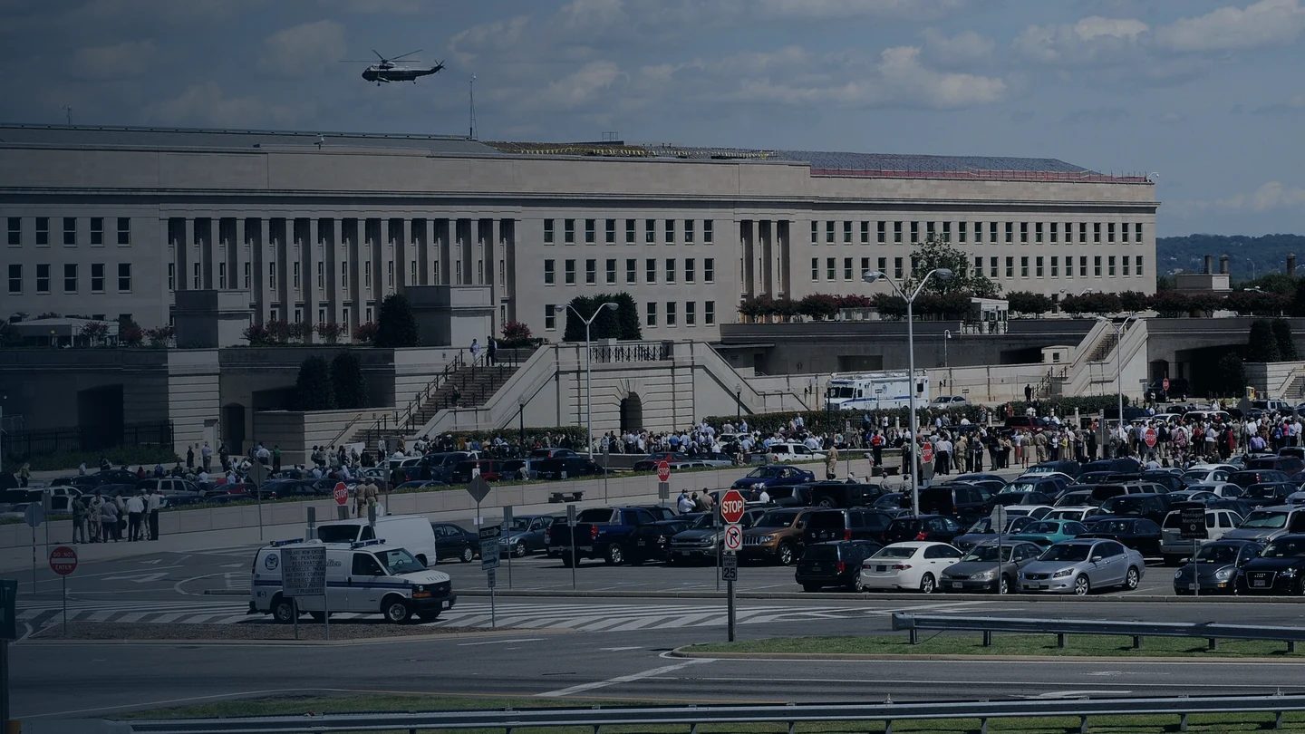 Menschenmenge vor dem Pentagon nach der Evakuierung am 23. August 2011