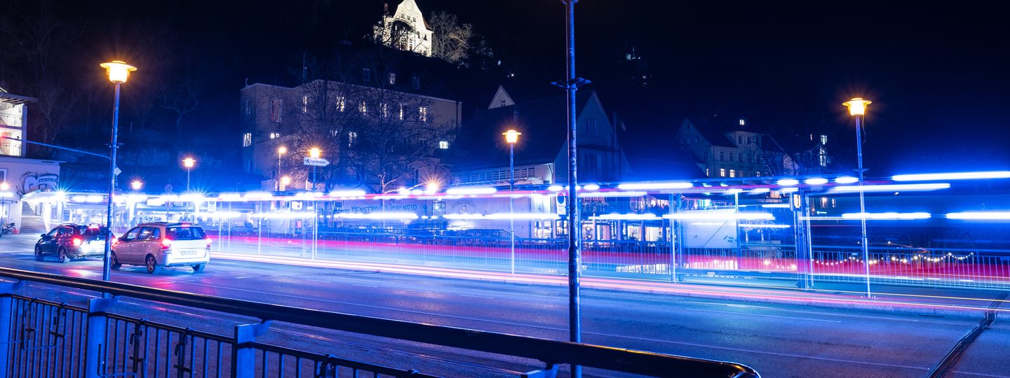 Nächtliche Straße mit Lichtspuren von Einsatzfahrzeugen, Langzeitbelichtung